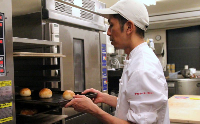 パン職人の日常にアカリを灯す