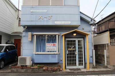 郵便局前の青い壁と黄色いひさし｜国分寺