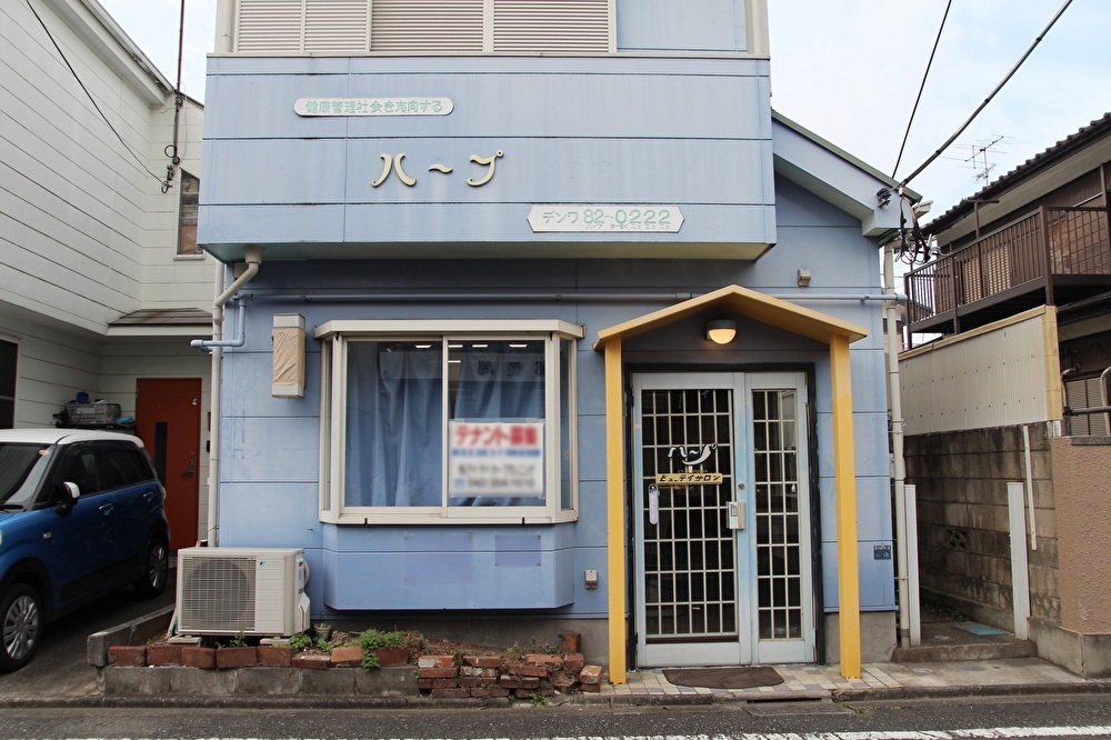 郵便局前の青い壁と黄色いひさし｜国分寺