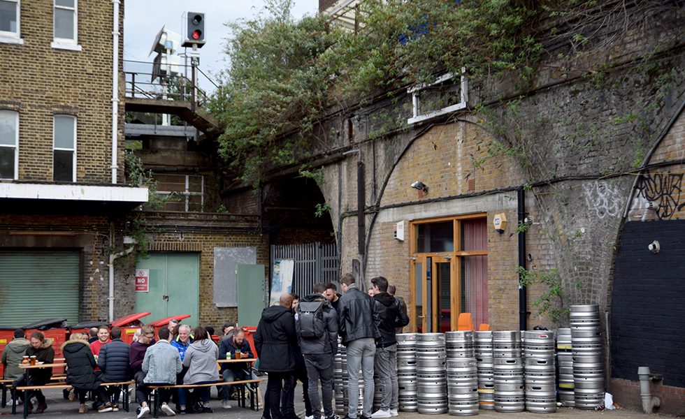 高架下にある醸造所。店の外で若者たちがビールを楽しむ。このような醸造所がロンドン各地に点在している。