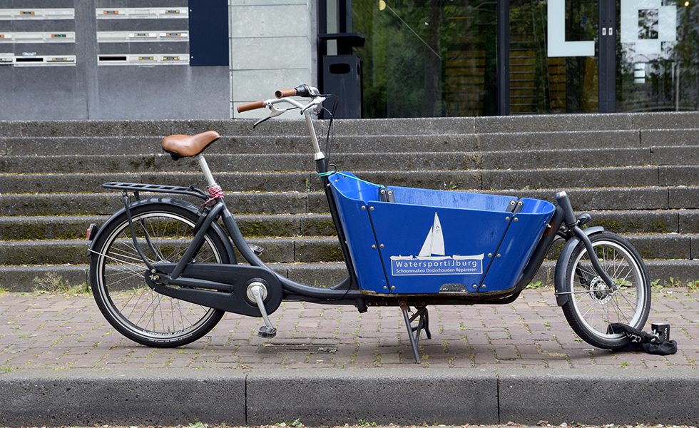 縦長の自転車が町中のいたるところに。大きな荷物を運ぶのにとても便利。