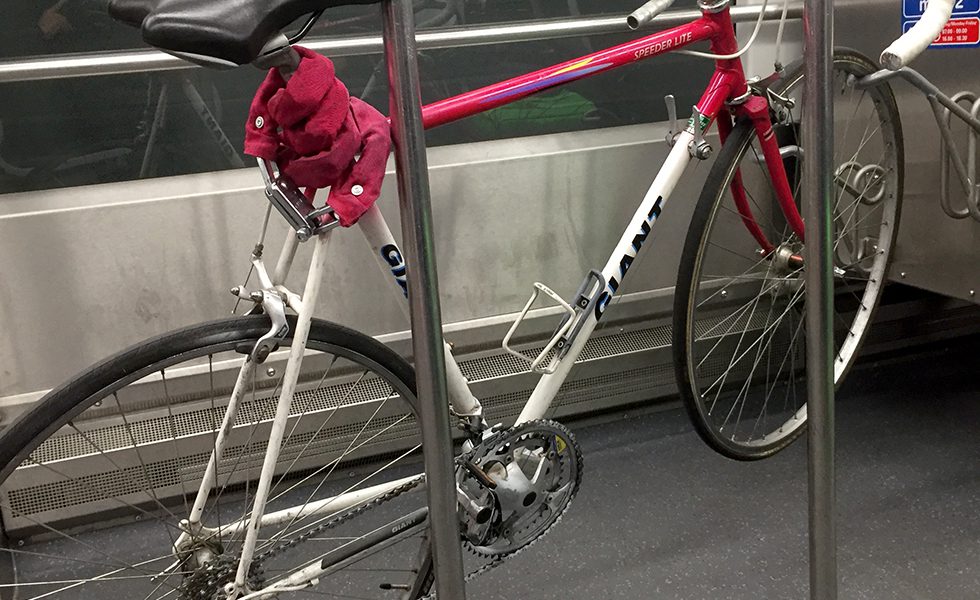地下鉄に持ち運ばれた自転車。