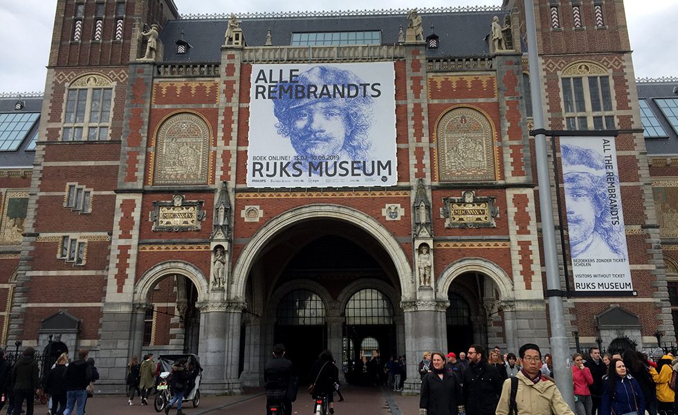 アムステルダム国立ミュージアムの正面。４本の道が建物の中に続いていて、両サイドの２本が歩道で、センターの２本が自転車道。自転車中心のまちづくりがされていることを実感する。