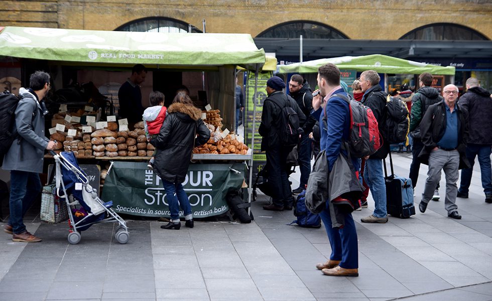 ハリーポッターで有名なキングス・クロス駅前広場のマーケット。平日の朝、パンを買う人たちで賑わう。