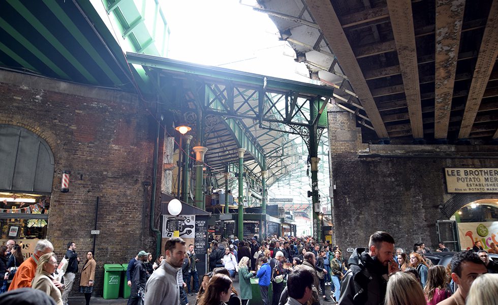 ロンドンの有名なBorough Market（バラ・マーケット）。ドーナツ、フィッシュアンドチップス、パエリア、マッシュルーム、チーズなど、多彩な飲食や食品ブースを目当てに人が溢れている。水〜土曜日に開催。