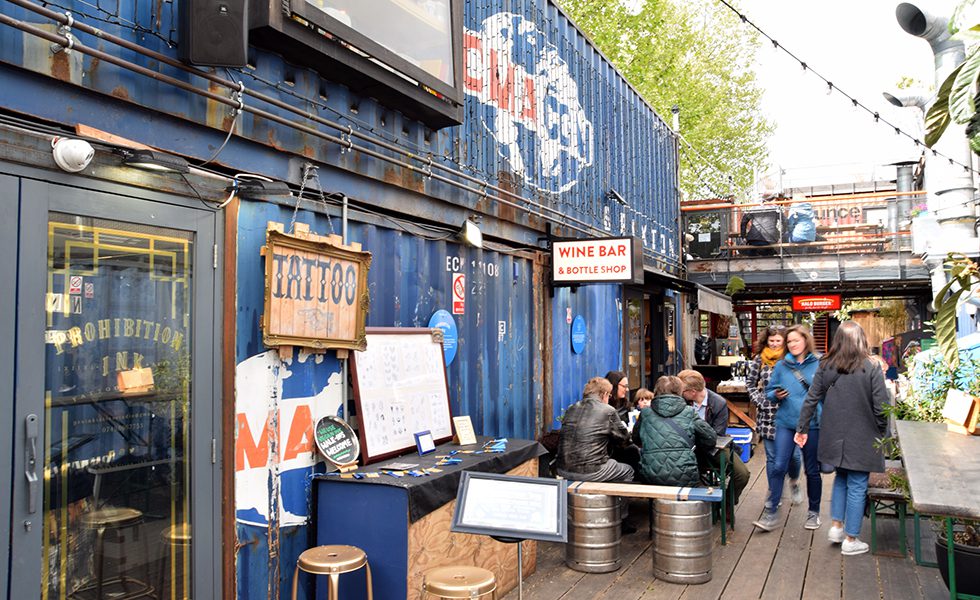 Pop Brixton（ポップ・ブリクストン）。元空き地にカラフルなコンテナが大小60個積み上げられ、フードやビールを販売する店舗として使われている。