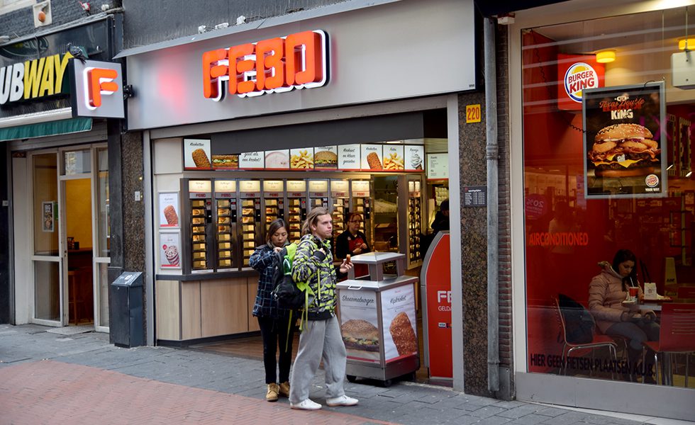 Febo（フェボ）はクロケットのチェーン店。店内には有人のレジカウンターもあるが、ほとんどの人は横に並んだ自動販売機にコインを入れて買っていく。