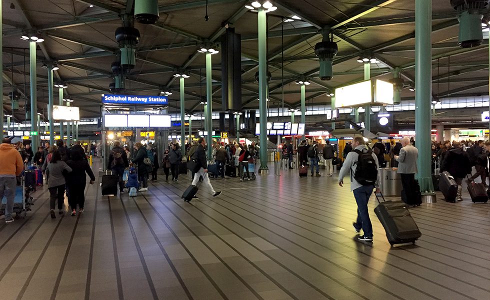 オランダ・スキポール空港。空港から出入口や改札口などのゲートがなく、構造上はそのまま電車に乗ることができてしまう。所々に立っているポールでチェックインするのを忘れずに。