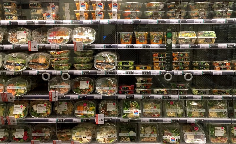 アムステルダムのスーパーのサラダ売り場。棚一面に持ち帰り用のサラダがぎっしり。