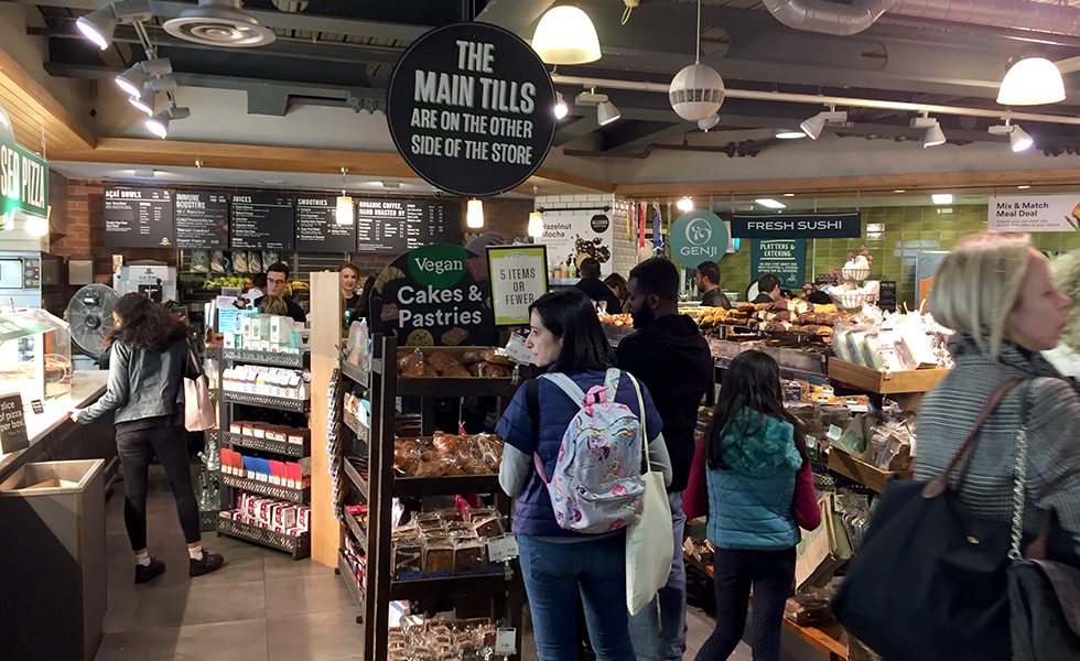 Whole Foods Market（ホール・フーズ・マーケット）。Amazonの資本が入ったことで日本でも話題に。アメリカだけでなく、ロンドンでも大人気。オーガニック、ビーガン、グリテンフリー、フェアトレードといった、日本ではまだまだ特別感のある商品が並んでいる。