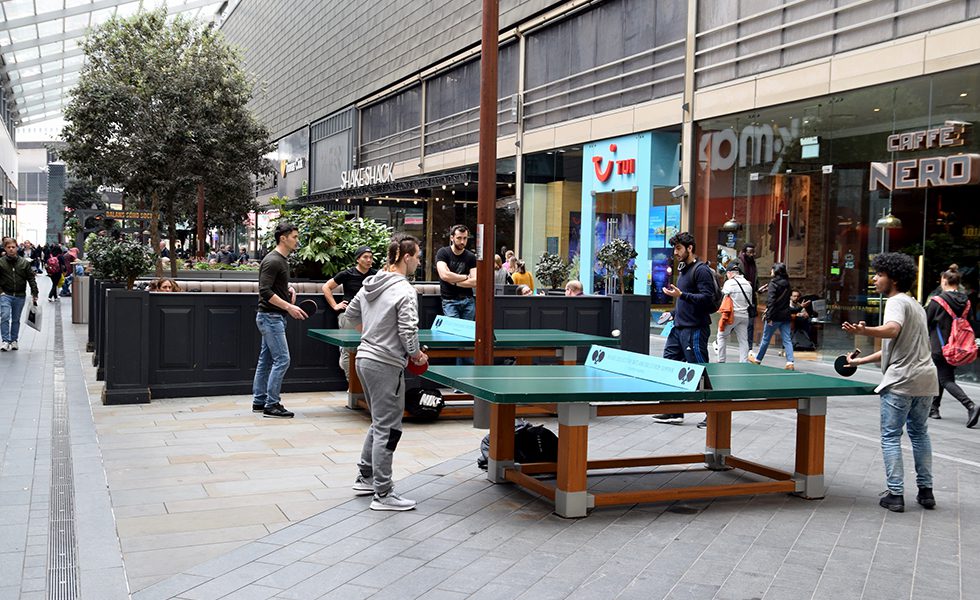2012年にロンドンオリンピックが開催されたイースト・ロンドンの商業施設。 チェスを楽しむ子どもたちの横には卓球台も。若者が真剣勝負をしている。