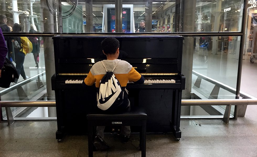 セント・パンクラス駅内にあるストリートピアノ。美しい音色が駅舎内に響き渡る。