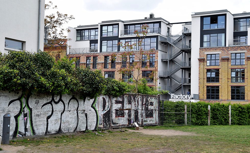 ベルリンのシェアオフィスFACTORY（ファクトリー）。東西を分断していた壁が残る、観光スポットに隣接する立地。