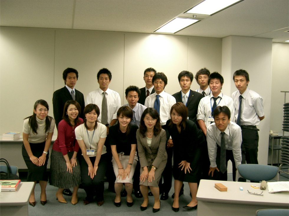 松下電器産業に新卒入社した岩井さん、写真上段右。