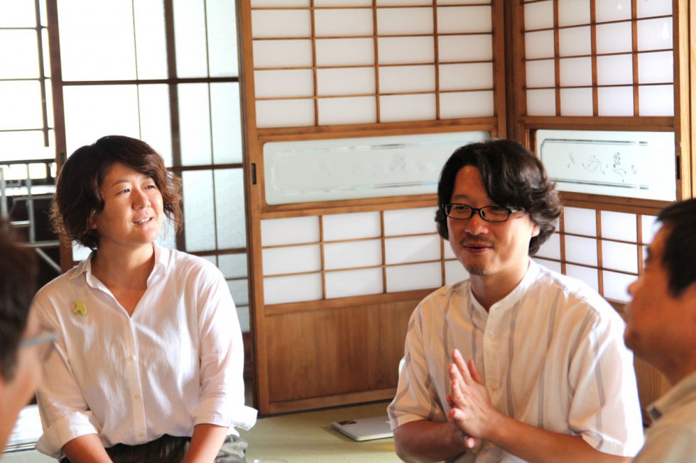ハチコク社の仲さん（右）、福田さん（左）。2017年から久米川東小学校で“東村山のすてき発見”という特別講義を務めているハチコク社。素直でピュアな子どもたちの視点に感動し、まちの風景や文化をもっと伝えていきたいと思うようになったそう。