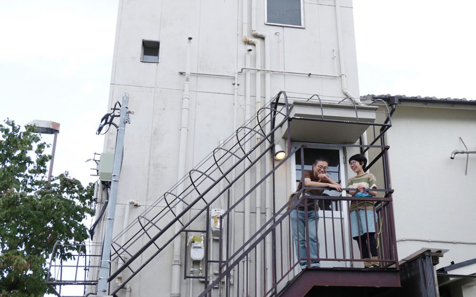 代表の小松伸一さんと千裕さん。環状八号線沿いに位置する4階立ての古いビルがリノベーションして生まれ変わりました。