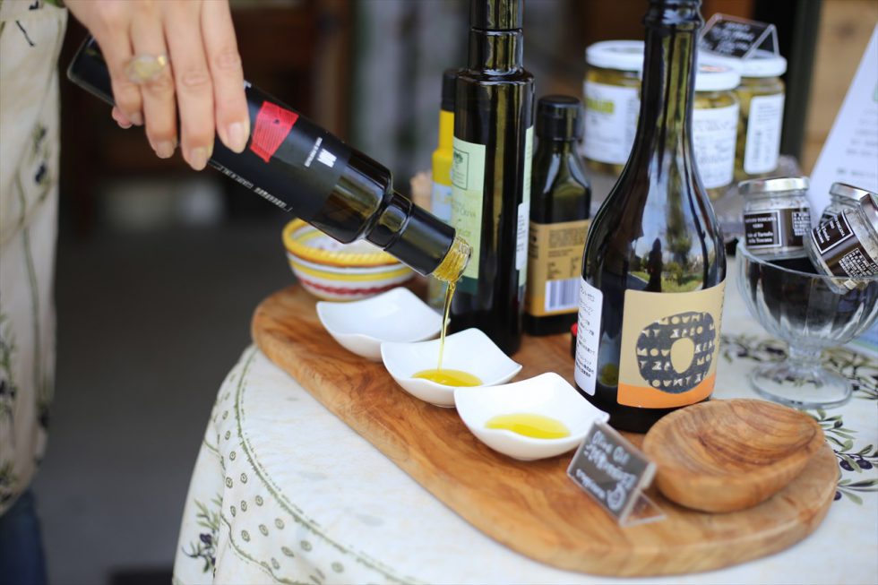 現在お店には、イタリアトスカーナやシチリア、オーストラリア産のオイルが。その時々でベストなオイルをセレクトしている。