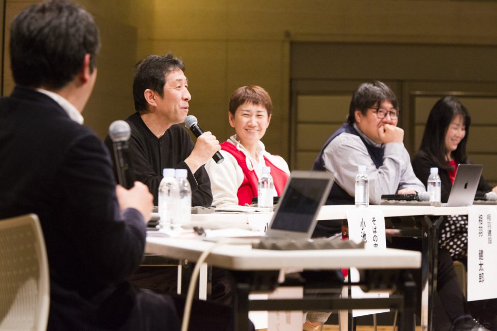 郊外の暮らしについて話すパネリストたち（左から小泉誠さん、小池ともこさん、相羽健太郎さん、保井美樹さん）。
