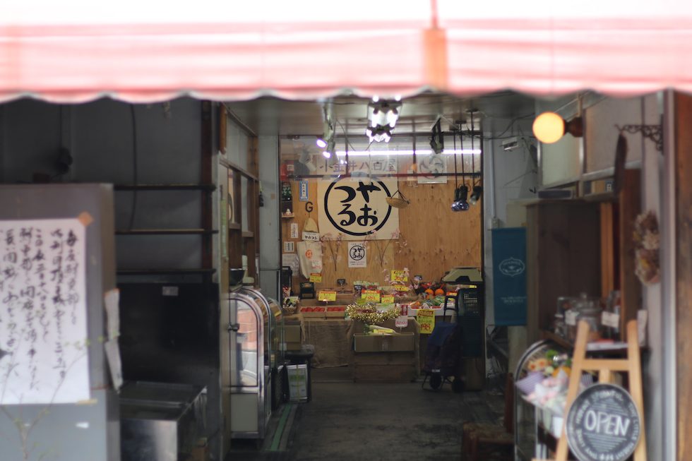 丸田ストアー入口。手前はカフェ、惣菜屋さん。現在、3月で閉店した魚屋さんの店舗が空いています。
