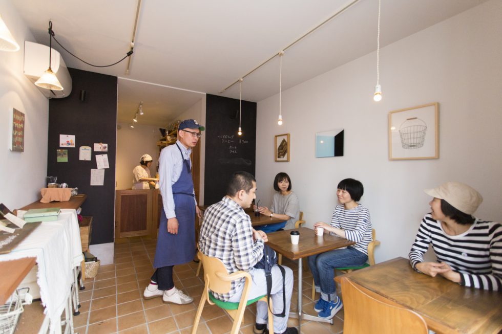 週末やイベント開催時はカフェとなるHOMEBASE店内。奥のキッチンは、普段はプライベートで使用している。