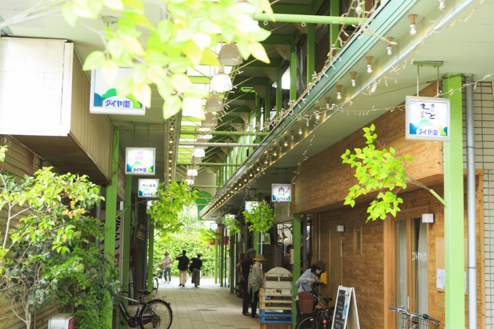 丸山さんの自宅があるダイヤ街は、地域の台所として、今も昔も近所に住む人が買い物で訪れる場所。