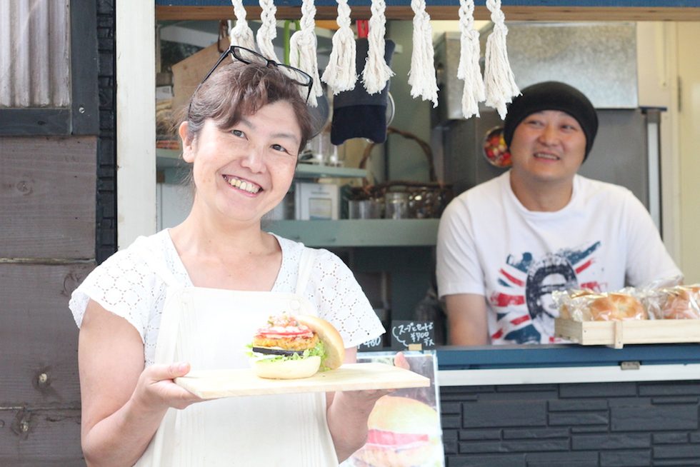 「心強い同士」と倉科さんが信頼を置く、手作りパンの店 ファンタジスタの浅野さん（右）。mignonの店頭は、浅野さんが守っています。