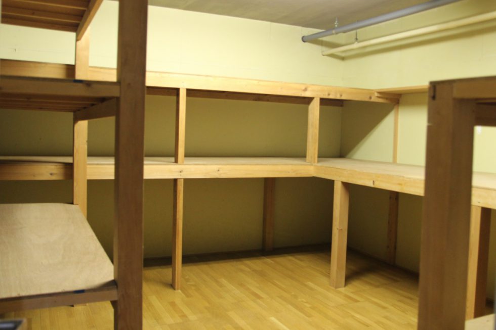 地下室には、大きさの異なる収納棚が各部屋に設置されています。