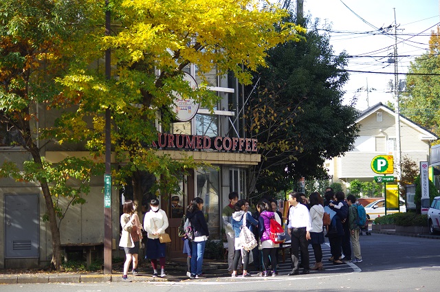 西国分寺駅からすぐの場所にある「クルミドコーヒー」。クルミド出版として出版事業にも取り組んでいる。2017年には、お隣国分寺駅近くに「胡桃堂喫茶店」をスタート。