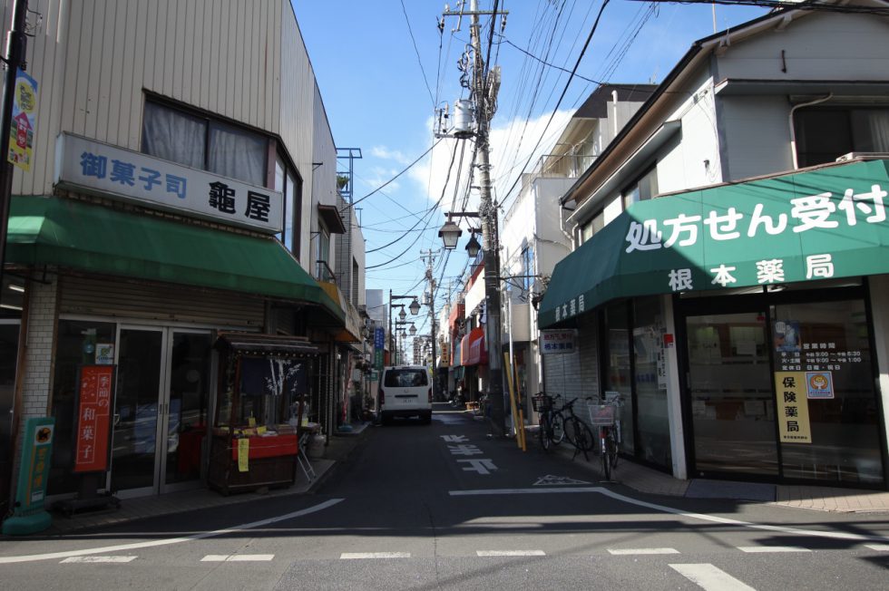新小金井駅の西口の商店街。写真左手は、なんと江戸時代に始まった和菓子屋さんなのだそう。