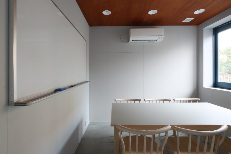 6席ある会議室には、大きなホワイトボードも設置されています。　photo by Takeru Koroda