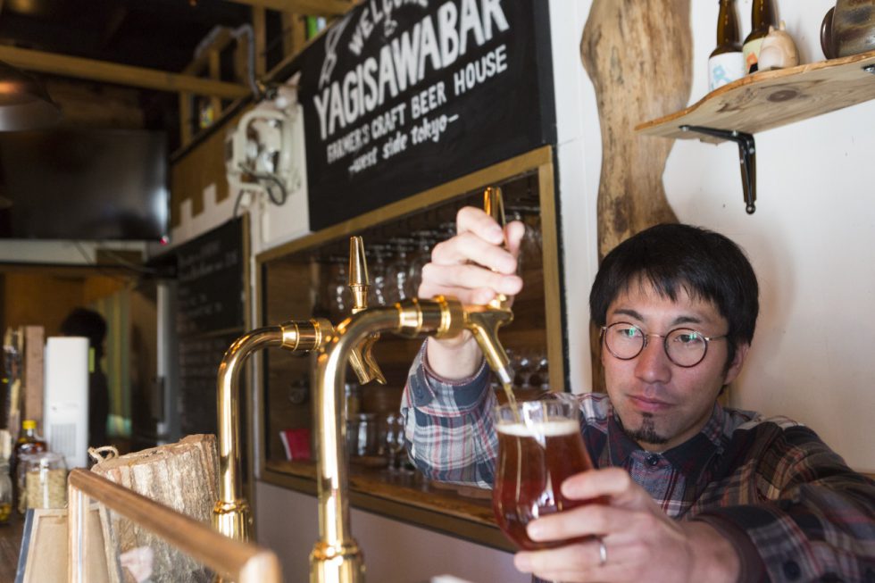 ヤギサワバルでは、茨城県にある農家グループ鹿嶋パラダイスでつくられたクラフトビールをメインに提供している。大谷さんは、週に１日半は鹿嶋パラダイスで農作業をし、そこで醸造されたビールを仕入れ、木曜日〜日曜日にヤギサワバルを切り盛りする生活。