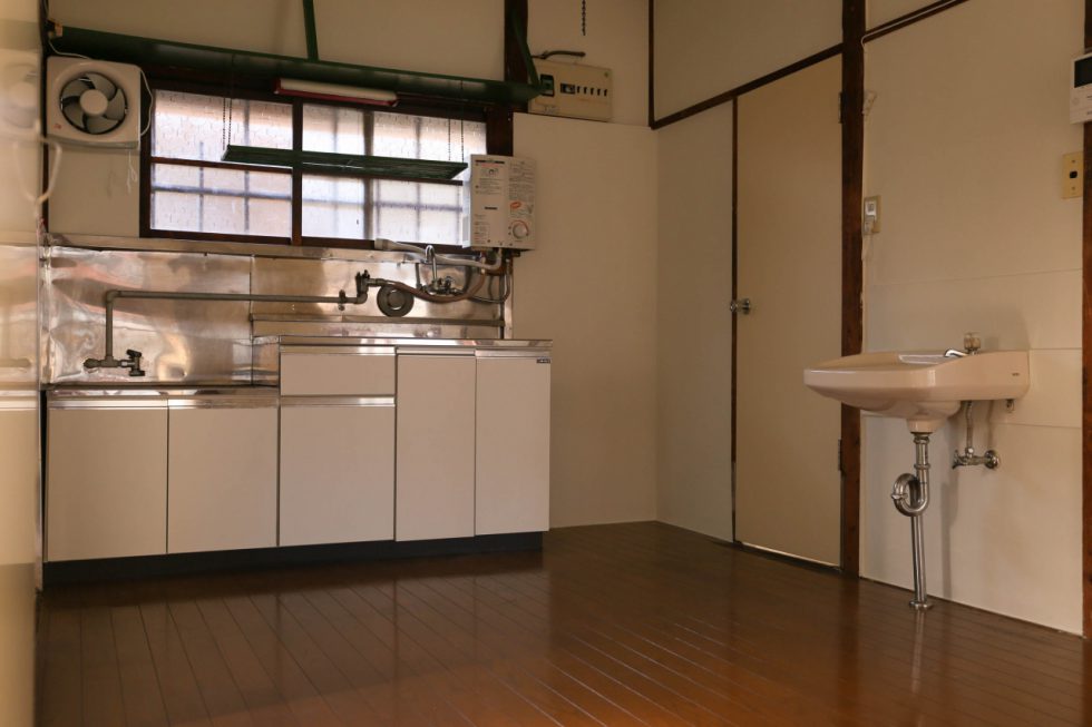 和室とは打って変わってキッチンはフローリング仕様。お風呂場やトイレの水回りもコンパクトにまとまっているので、掃除がしやすく居住スペースにかける手間を最小限にできるのもうれしいポイントです。