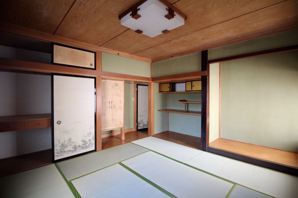 床の間つきの８帖の和室。青々とした綺麗な畳が敷かれています。