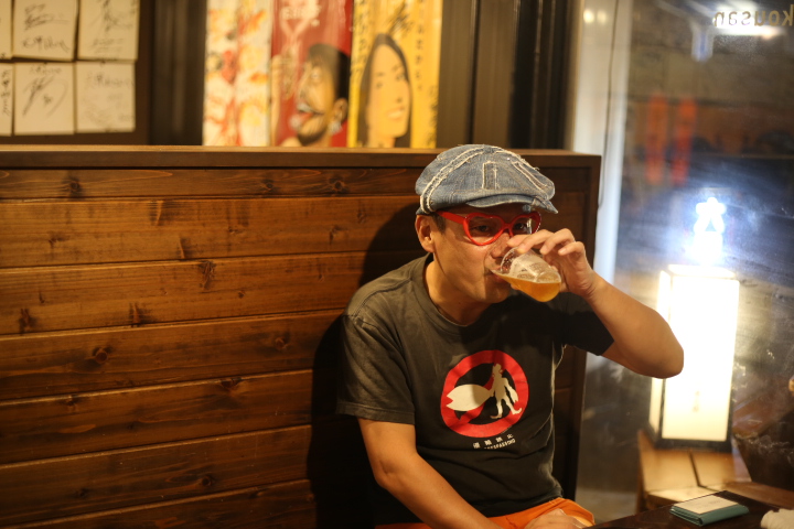 まずはビールで乾杯。随所にロックな木村さん。