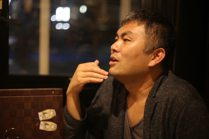 木村さんと同じ大阪出身の編集長。たこ焼きバトルをする約束をする二人。