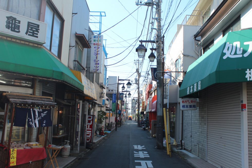 駅の西口にある商店街。和菓子屋などこの地で長く続くお店がほとんど。