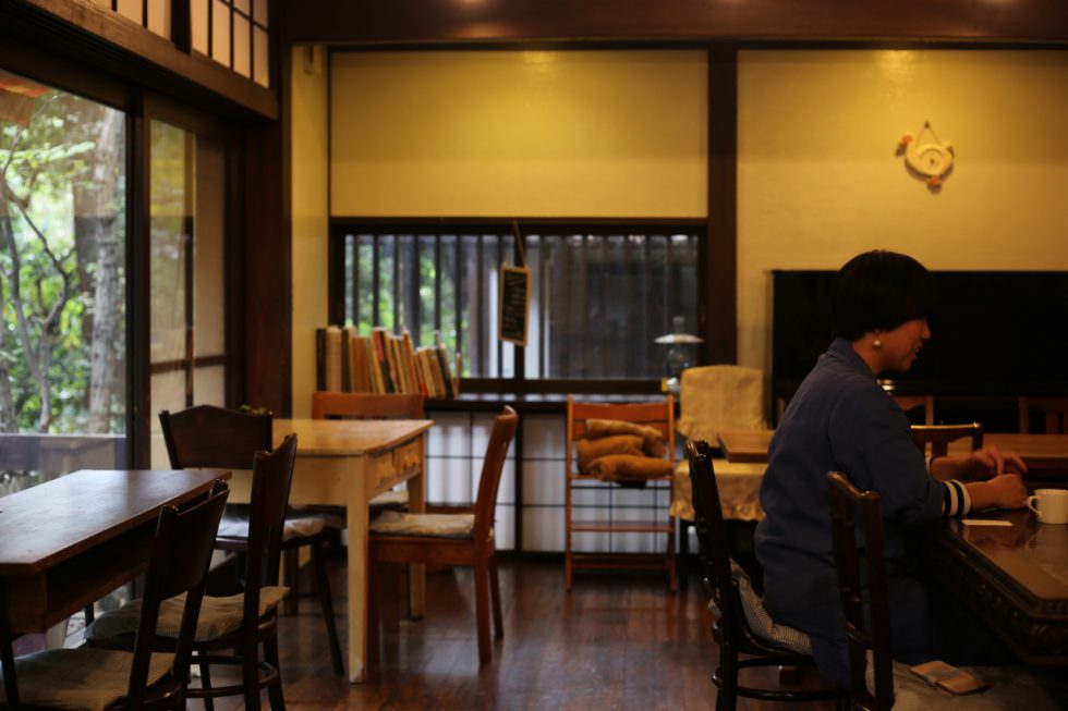 現在、櫻井さんがはたらくMusashinoはけの森カフェは、洋画家の中村研一氏（1895-1967）の住居を改装したもの。高い天井の室内で、落ち着気のある調度品に囲まれて庭の木々を眺めると、心が落ち着いていきます。