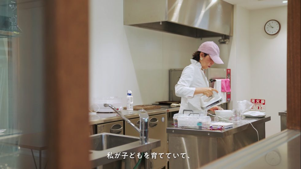 服装や道具類には佐藤さんが好きなピンク色を。つくるクッキーにも幸せな気持ちが溶け込んでいくよう。
