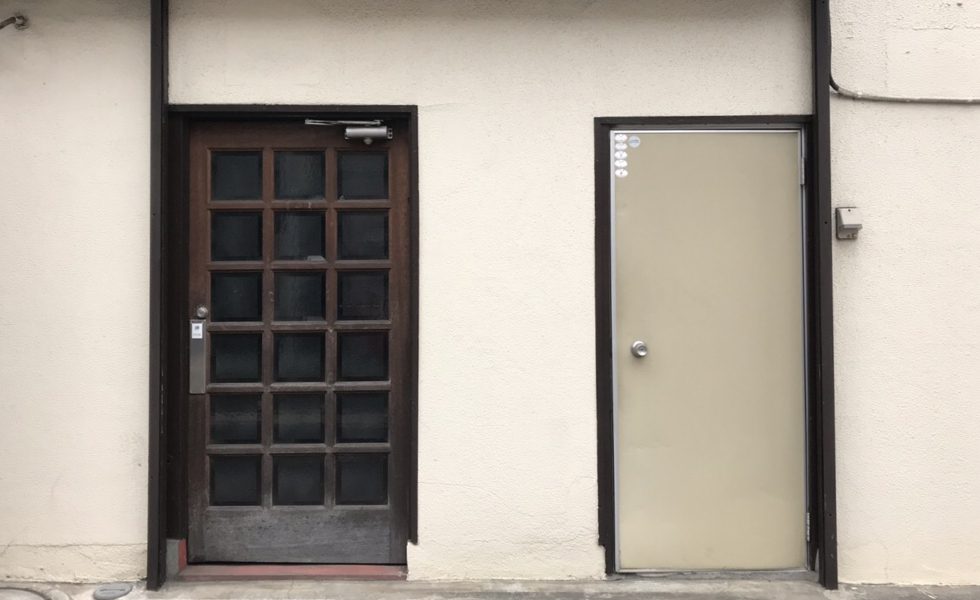 正面入口は2つ。お客様用（格子状）の内開きとスタッフ用（窓ナシのドア）の外開き。どのように使い分けますか？