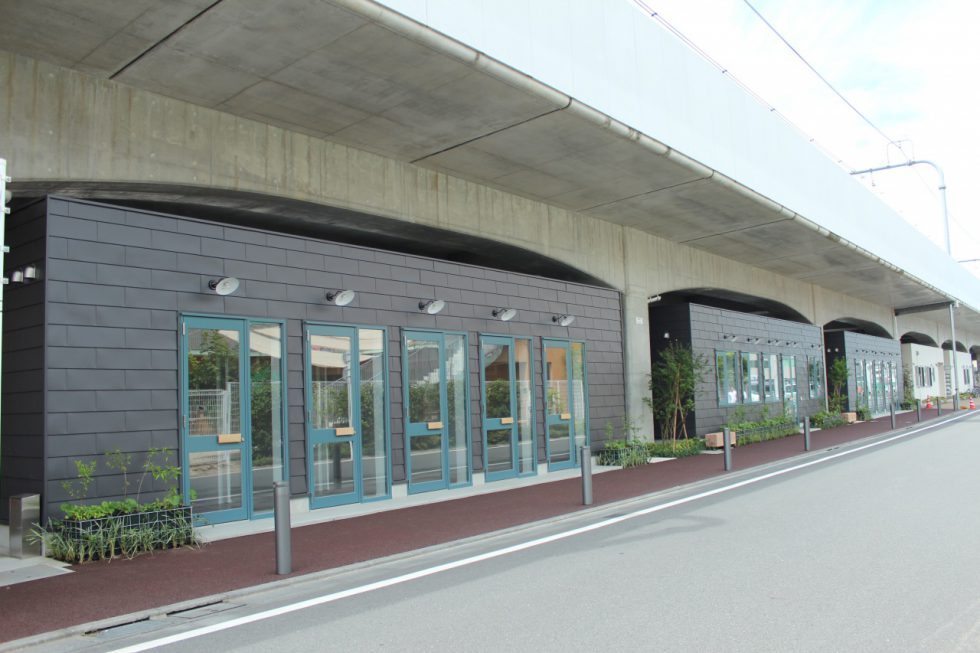 JR中央線東小金井駅から高架下を徒歩5分の場所にある創業支援施設PO-TO（左）とKO-TO（右奥）。