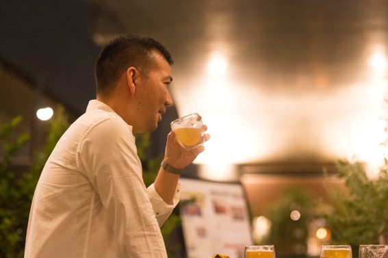 見木さんの立ち上げた26Kブルワリーで醸造されたビールで、酒場談義スタート。
