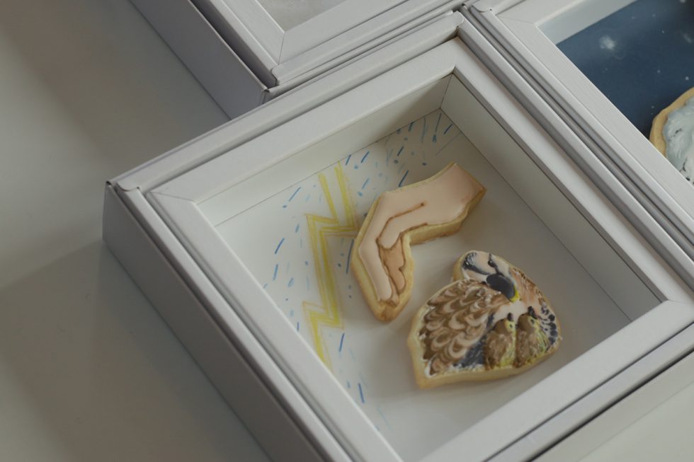 “安心”というテーマでつくられた作品。イラストとアイシングクッキーが一体となって独自の世界観をまとう塚越さんの作品。