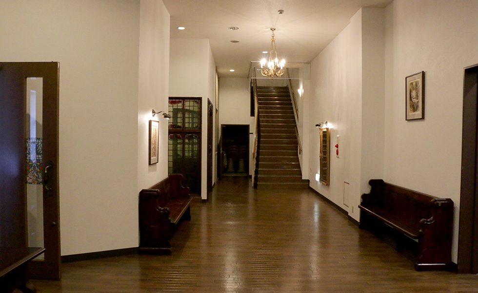正面入口から館内に入ると、アンティークな雰囲気に包まれた空間が出迎えてくれます。また、館内の随所には、たくさんの絵画や調度品が飾られています。
