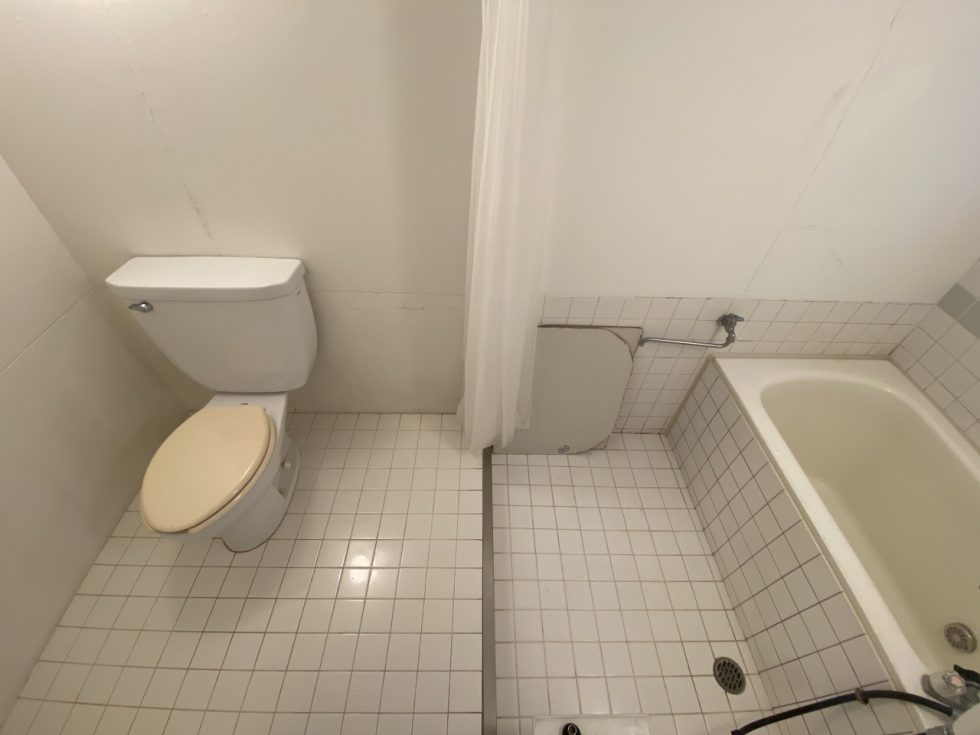 トイレとお風呂はカーテンで仕切られているユニットバス式。外出から帰ってさっとシャワーを浴びられます。