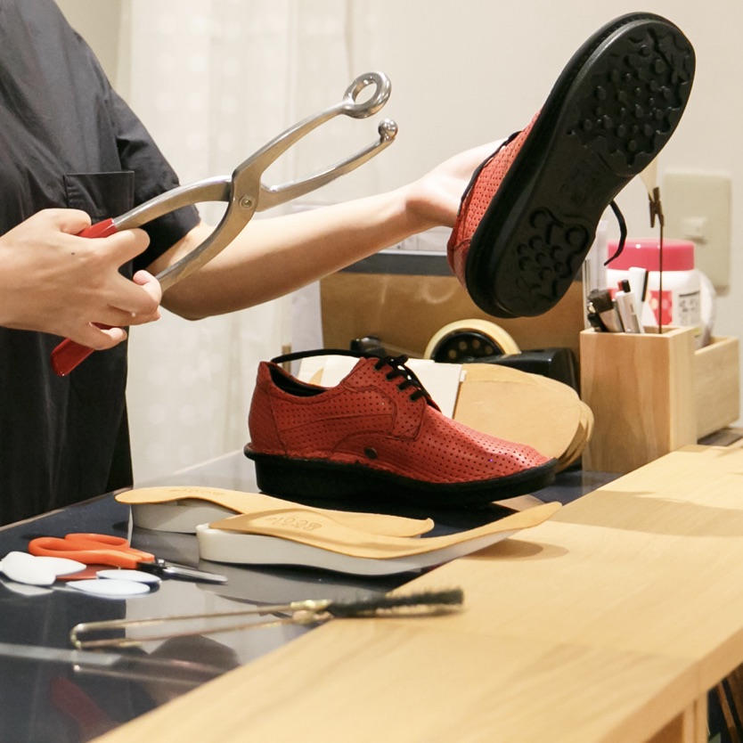一歩でも多く、1日でも長く履けるように、購入後は無期限で中敷きの調整（無料）、靴底や縫い糸の修理（有料）なども行っています。
