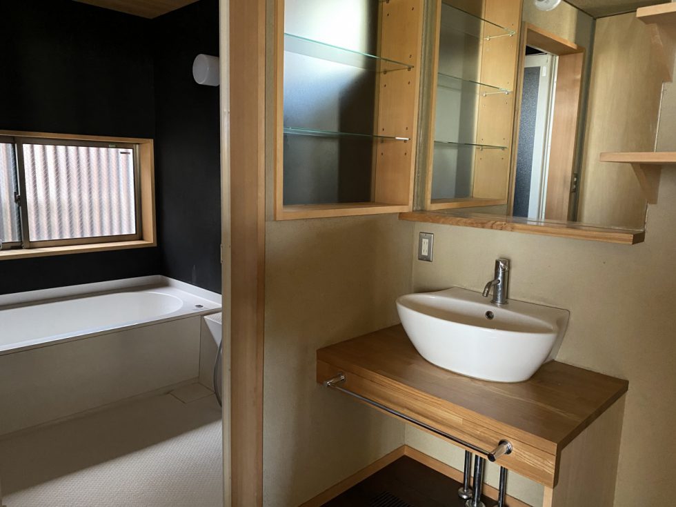 洗面と浴室も木を基調としたデザイン。浴室の壁は墨塗がされており、高級感のある仕上がりになっています。