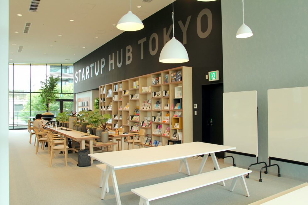 立川の新街区GREEN SPRINGSにある「TOKYO創業ステーションTAMA」。Startup Hub Tokyo TAMAでは、起業経験を持つコンシェルジュへの無料相談、イベント参加、書籍のあるラウンジ利用などができる。