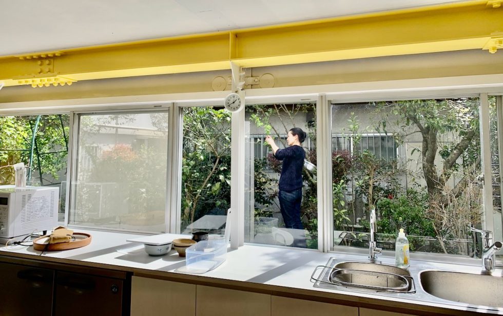 鞍田さんが立ち上げたムジナの庭の作業室。大きな窓から庭の植物が見える。空き家をリノベーションして、就労継続支援B型事業所にした。増加する空き家問題からも、新しい可能性が広がっている。