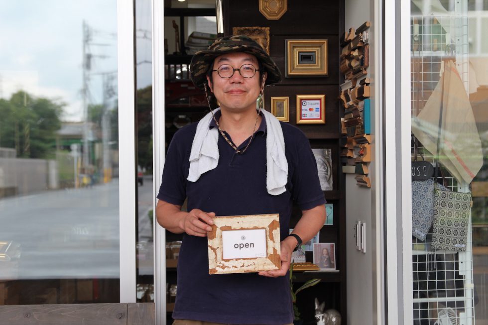 ハコヤマの店主である原田崇さん。工場ではたらく傍ら、日曜・祝日のみ額縁屋を営んでいる
