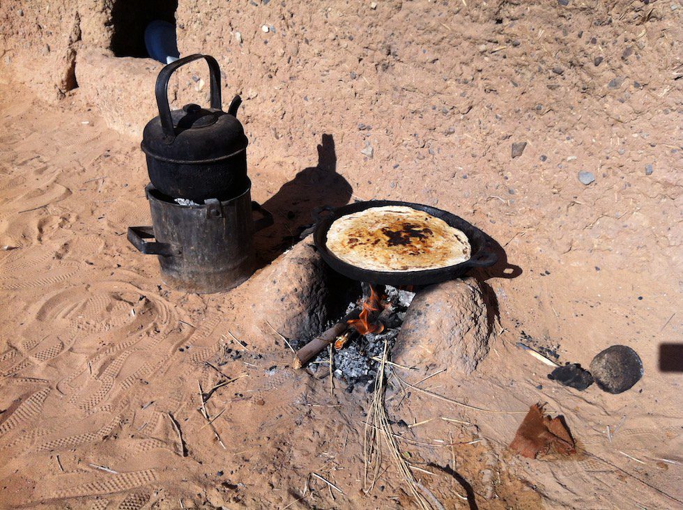 モロッコでの食事風景。水は井戸から汲み、食料は罠をしかけて野生動物を捕まえるという、サバイバルな生活を送っていた